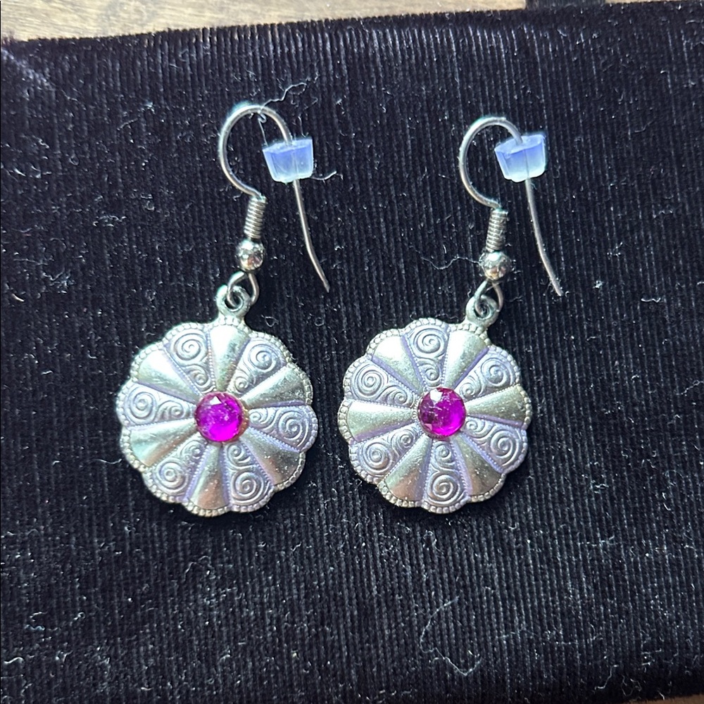 Great pair of earrings very lightweight